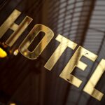 Hoteles para eventos, se muestra imagen de puerta amaderada brillosa con la palabra hotel en color dorado.